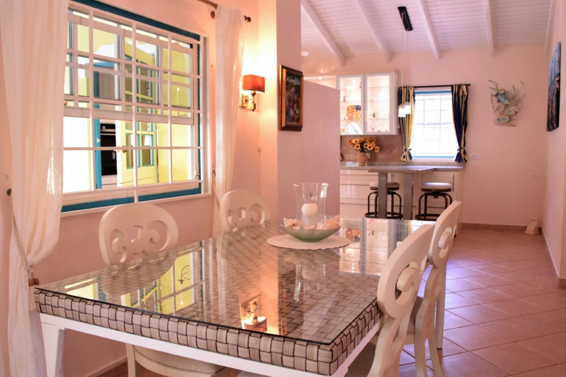 Kaya Krisolito 25 in Santa Barbara, interior and surroundings