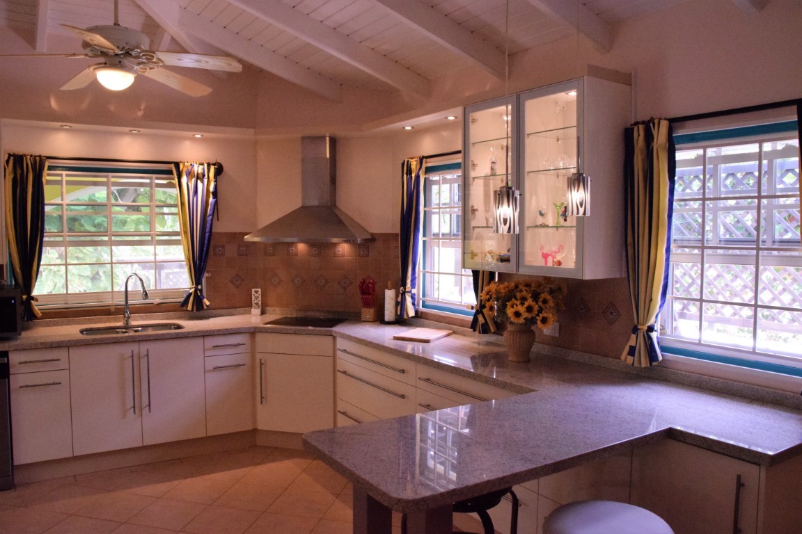 Kaya Krisolito 25 in Santa Barbara, interior and surroundings