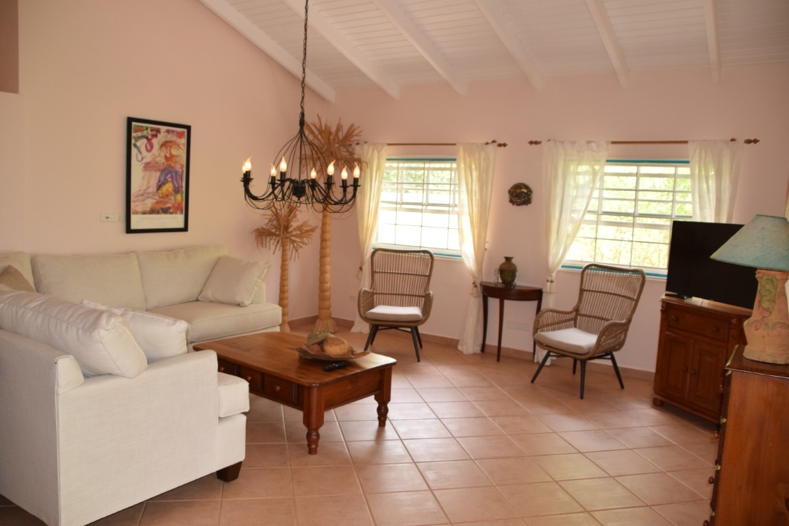 Kaya Krisolito 25 in Santa Barbara, interior and surroundings