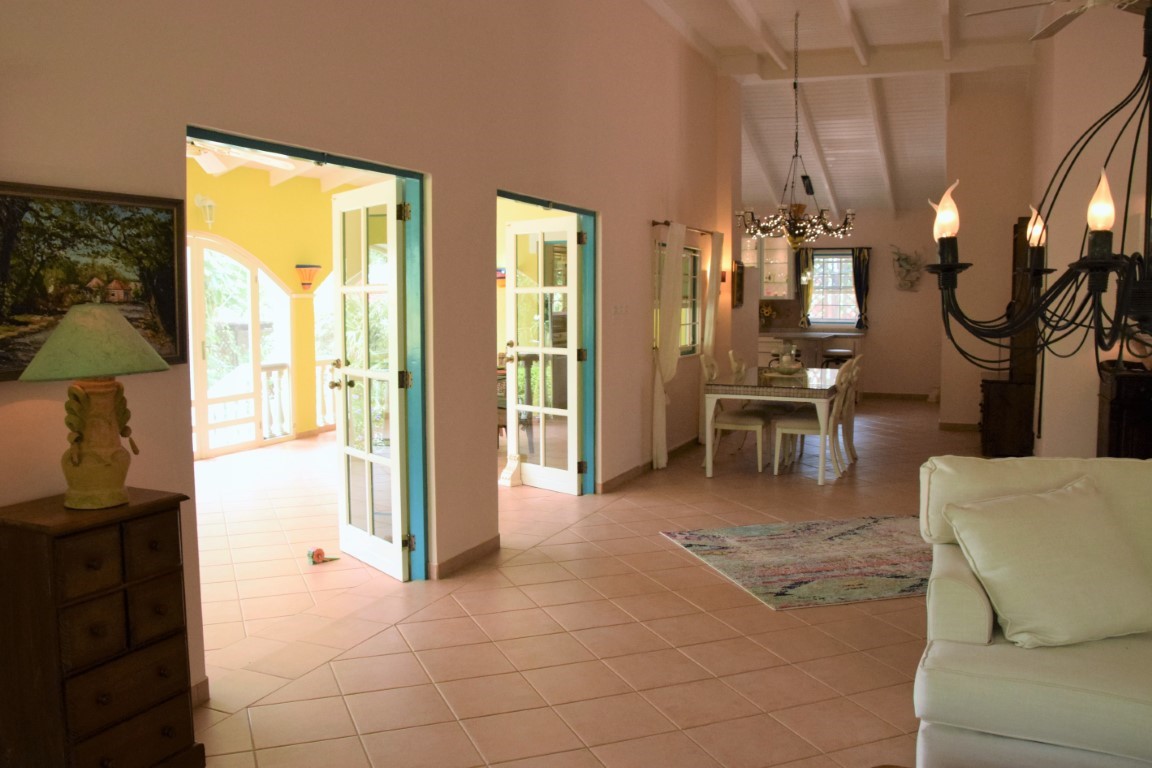 Kaya Krisolito 25 in Santa Barbara, interior and surroundings