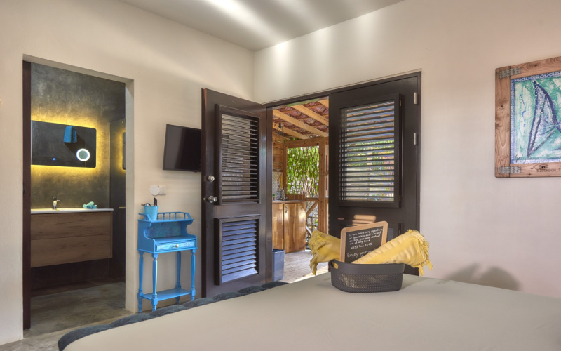 81 EEG Boulevard, 6 Kamers Kamers,6 BadkamersBadkamers,Commercieel,Te koop,Villa Carina Apartments,EEG Boulevard ,0,1959