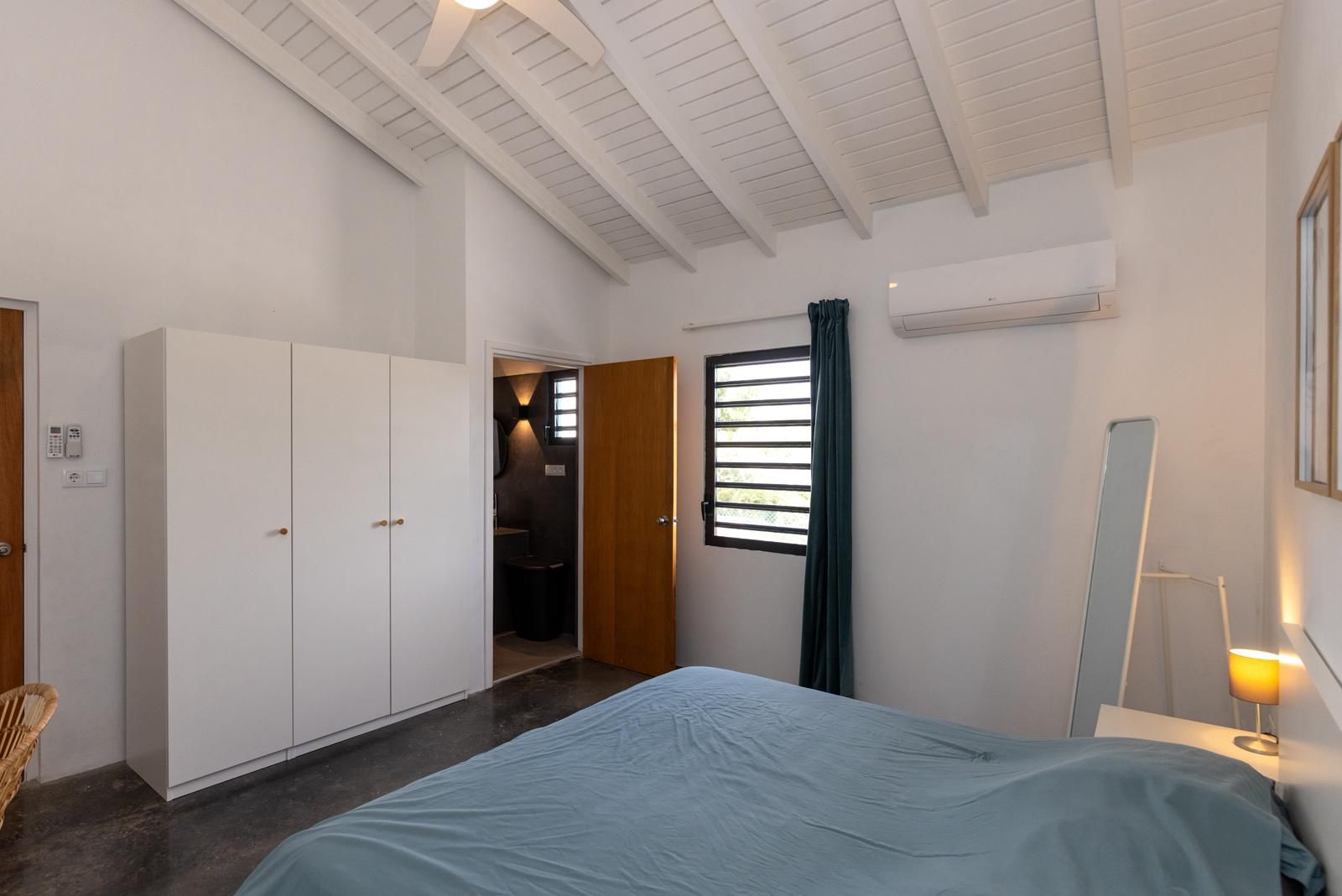 Kaya Ciboney 2 in Kralendijk, interior and surroundings