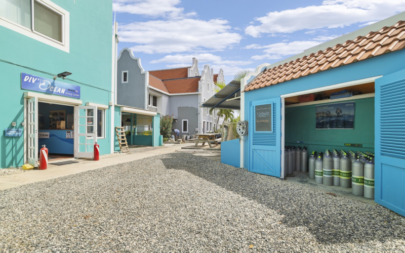 82 J.A. Abraham Boulevard, 4 Slaapkamers Slaapkamers, ,2 BadkamersBadkamers,Appartement,Verhuurd,J.A. Abraham Boulevard ,0,1984 82 J.A. Abraham Boulevard, 4 Slaapkamers Slaapkamers, ,2 BadkamersBadkamers,Appartement,Verhuurd,J.A. Abraham Boulevard ,0,1984