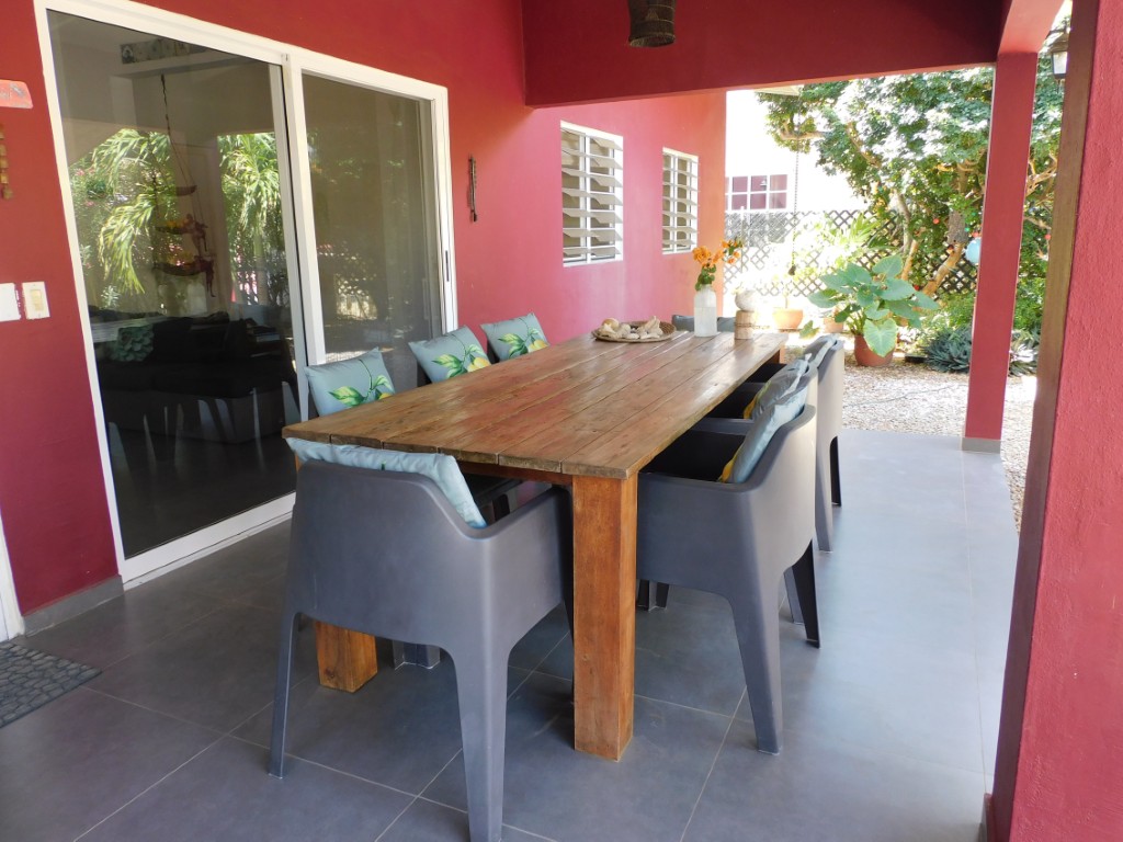 Plenchi Makamba 32 in Kralendijk, interior and surroundings