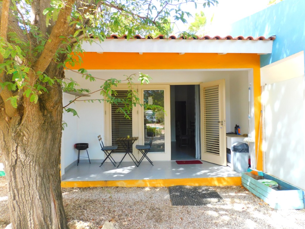 Caribbean Court E-4 in Kralendijk, interior and surroundings