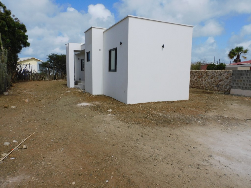 Kaya Misoa 5 in Nikiboko, interior and surroundings