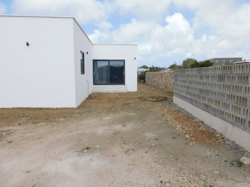 Kaya Misoa 5 in Nikiboko, interior and surroundings