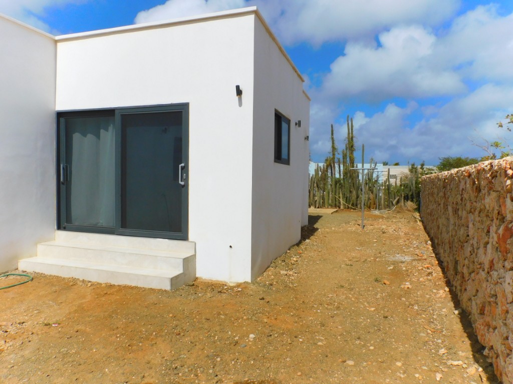 Kaya Misoa 5 in Nikiboko, interior and surroundings