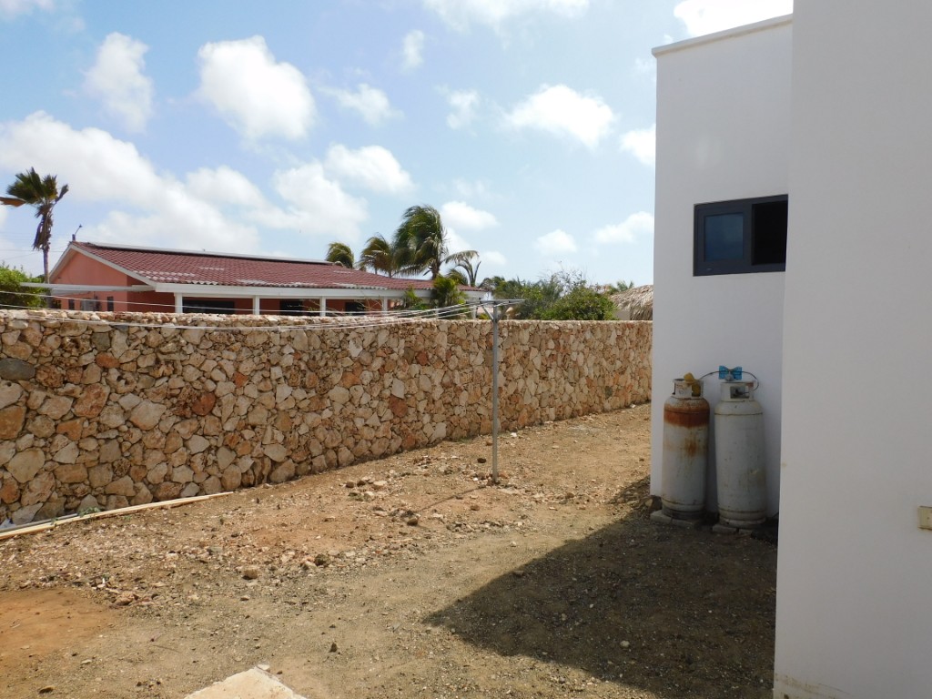 Kaya Misoa 5 in Nikiboko, interior and surroundings