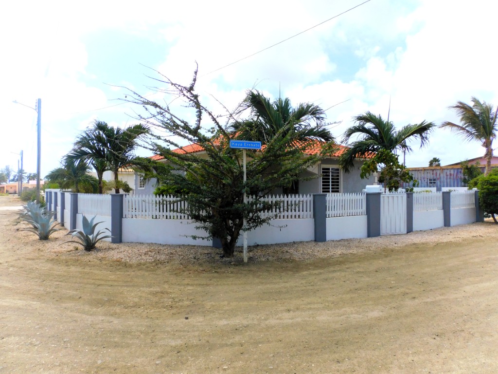 Kaya Erebato 24 - Furnished 2BR Corner Home in Tera Kora