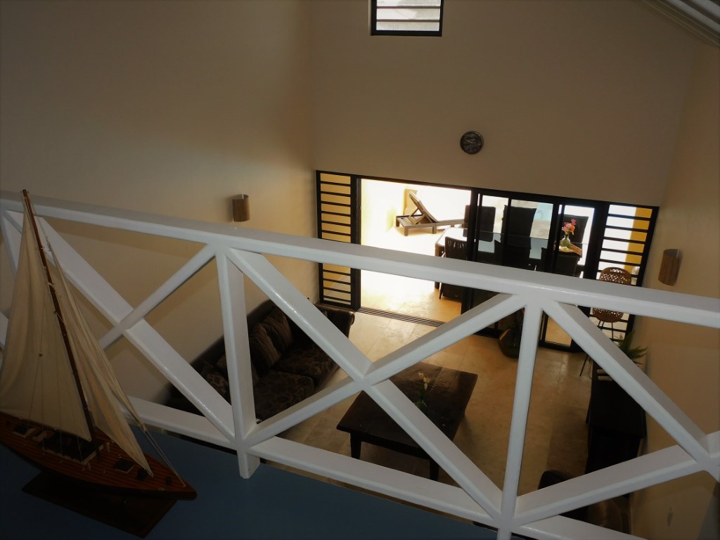 Kaya Gavilan 1B in Nikiboko, interior and surroundings