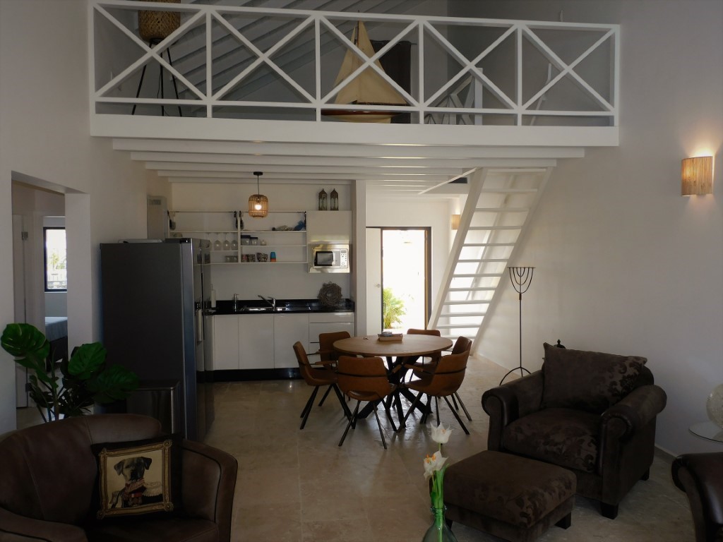 Kaya Gavilan 1B in Nikiboko, interior and surroundings