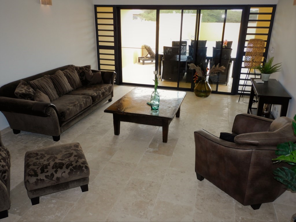 Kaya Gavilan 1B in Nikiboko, interior and surroundings