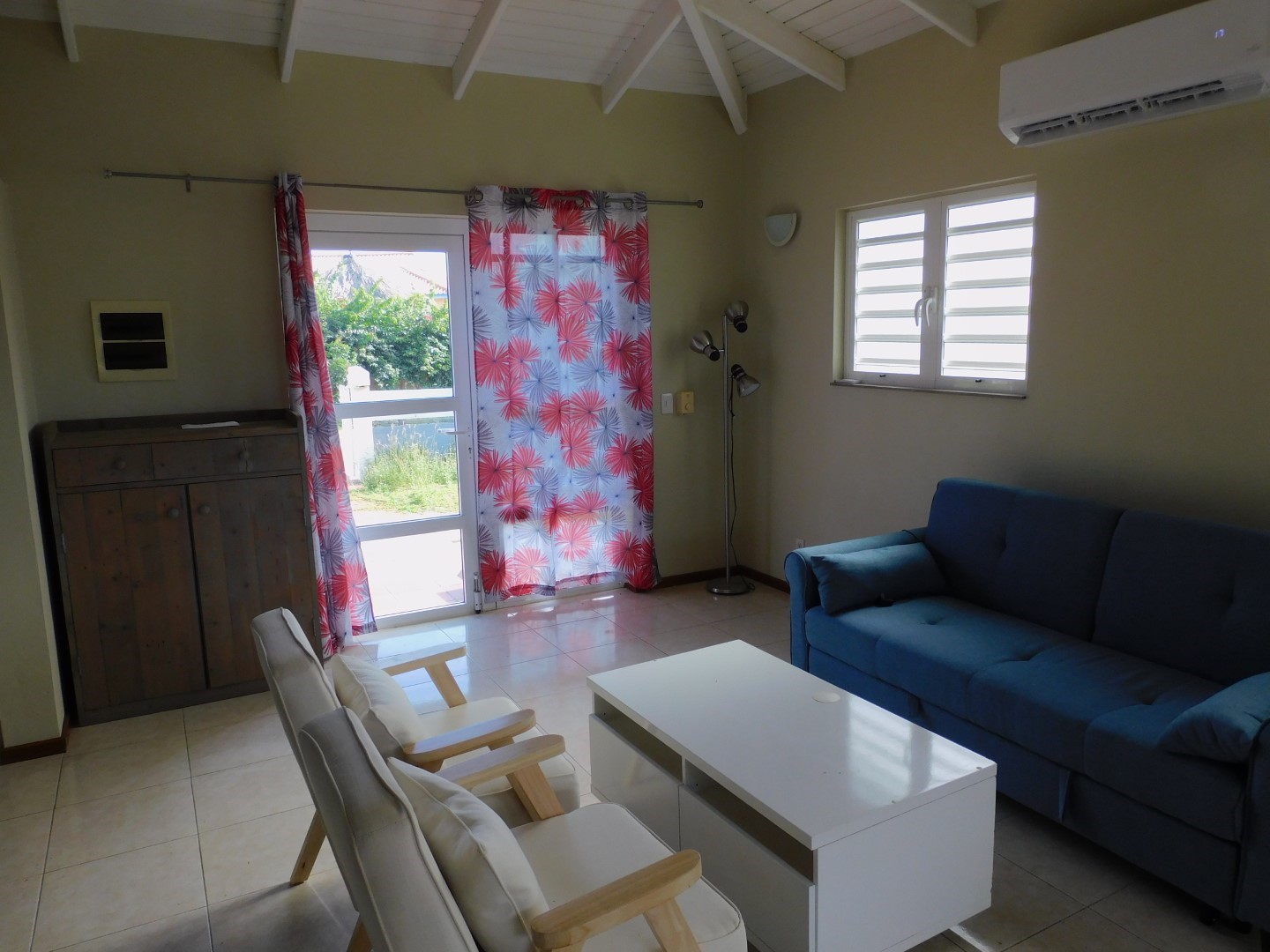 Kaya Mazurka 5 in Amboina, interior and surroundings