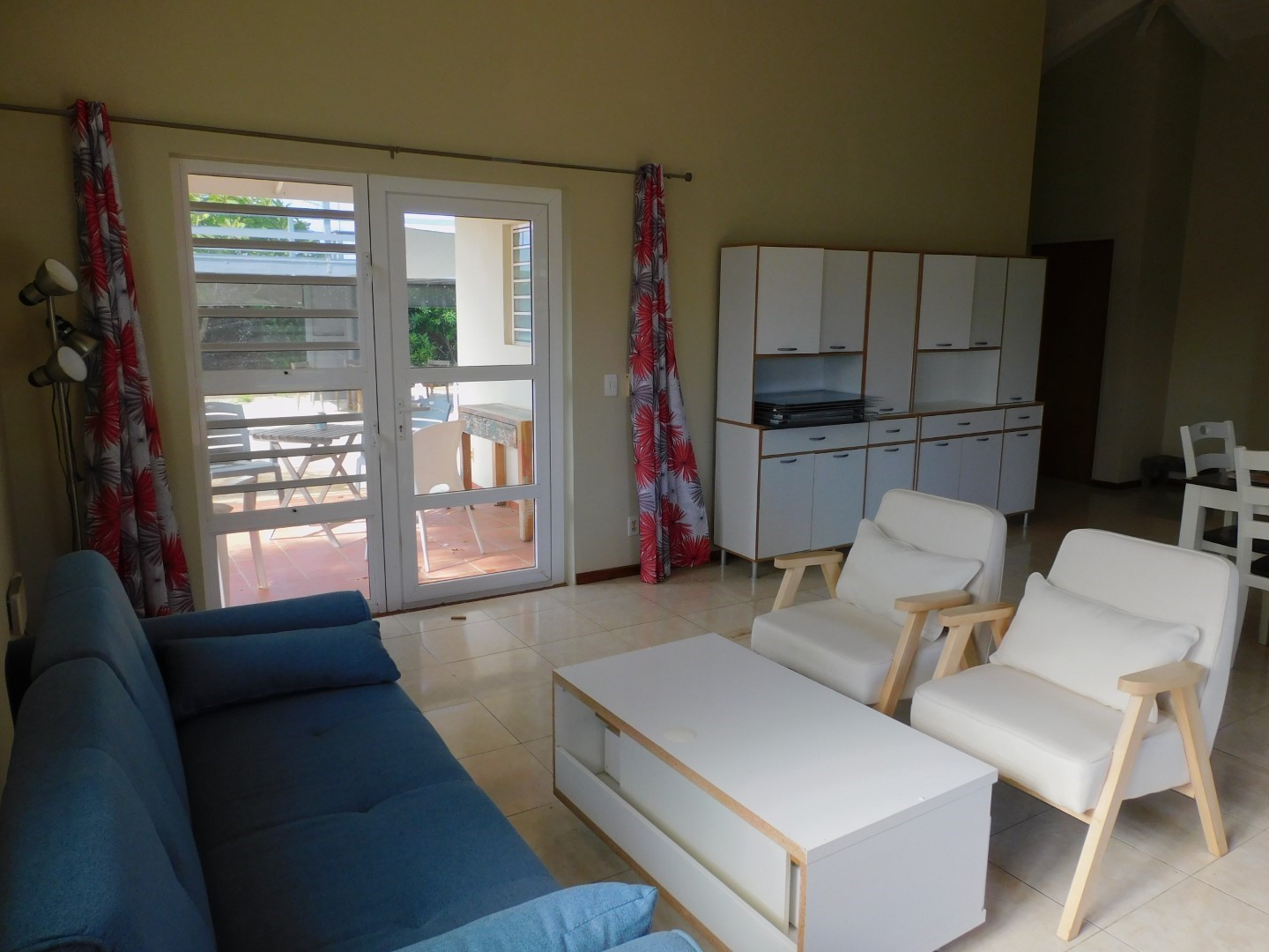 Kaya Mazurka 5 in Amboina, interior and surroundings