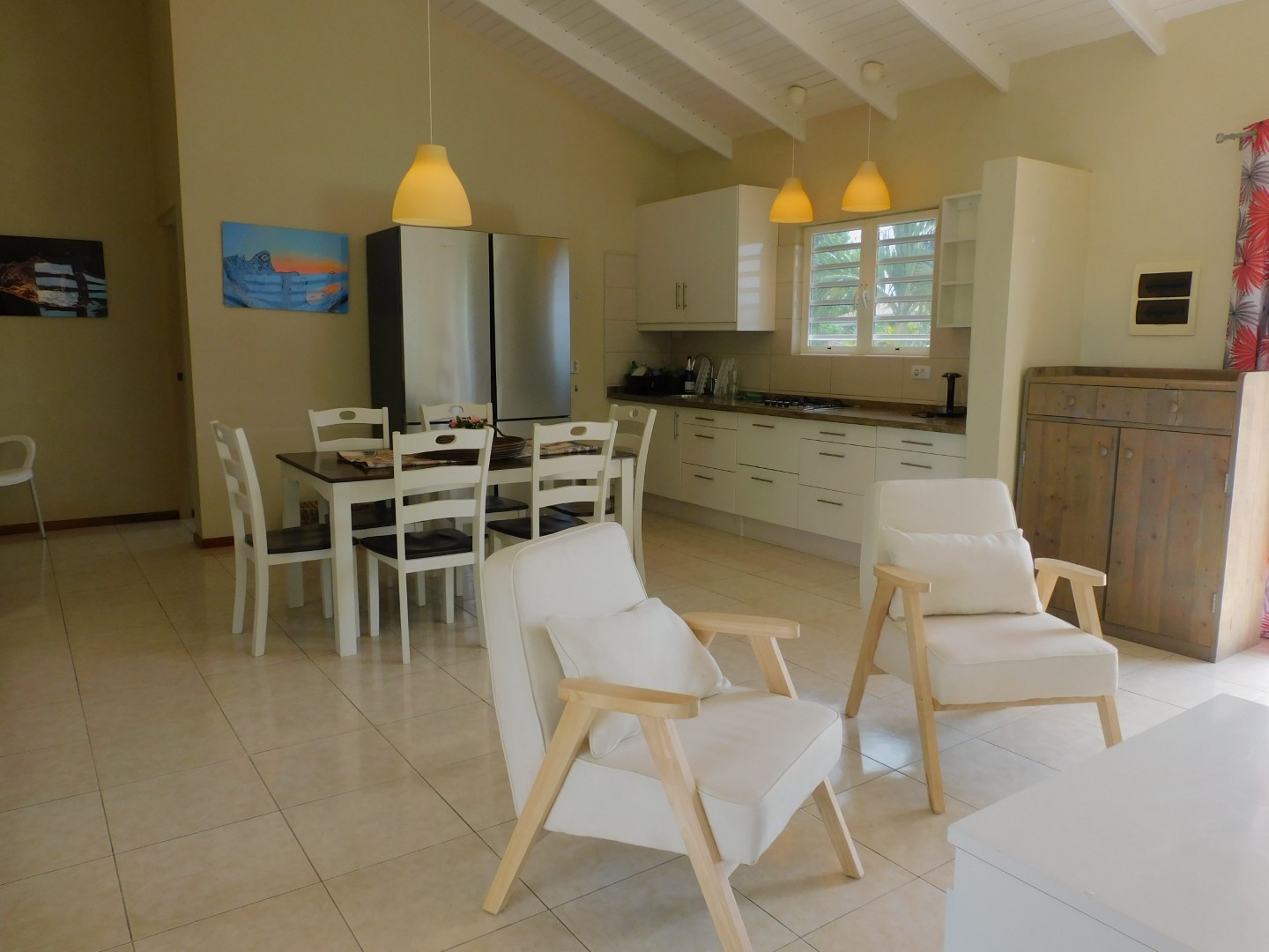 Kaya Mazurka 5 in Amboina, interior and surroundings