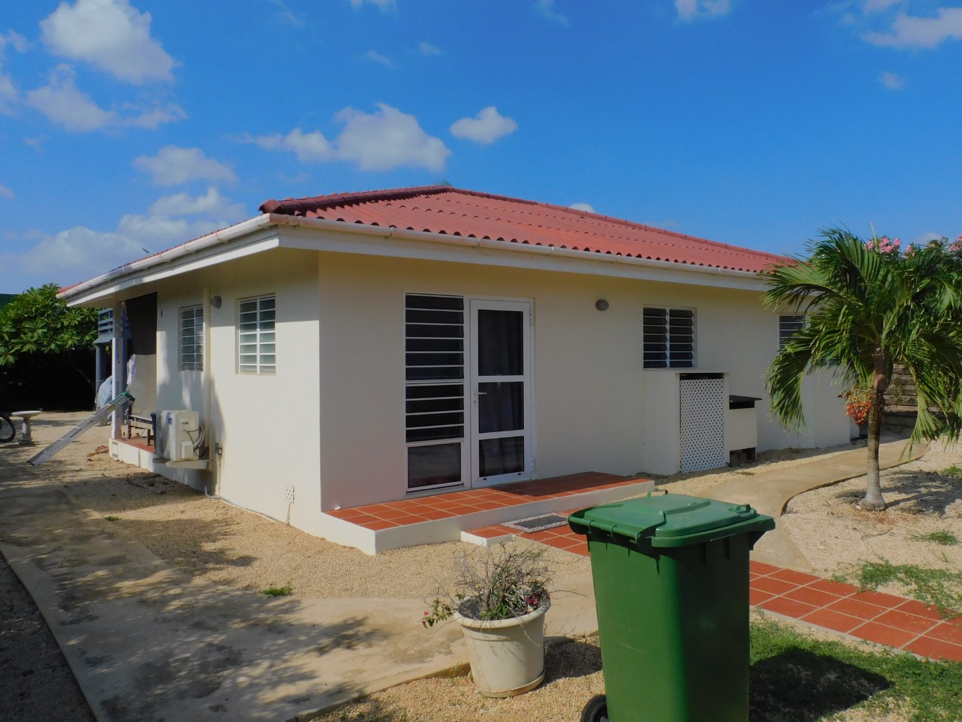 Kaya Mazurka 5 - Furnished 3BR House with Pool in Amboina