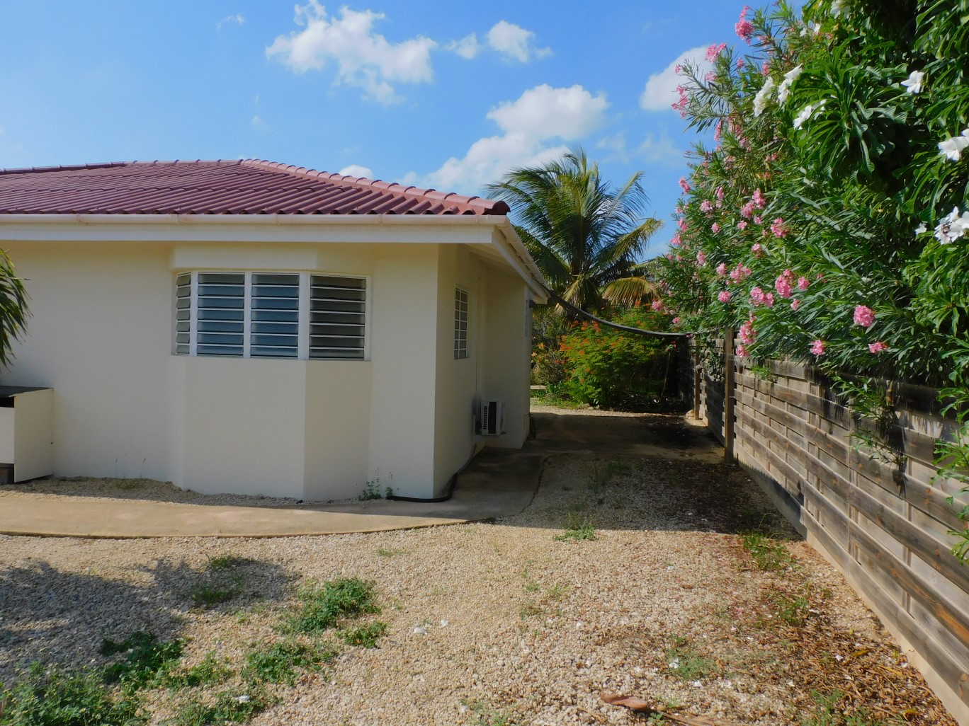 Kaya Mazurka 5 in Amboina, interior and surroundings