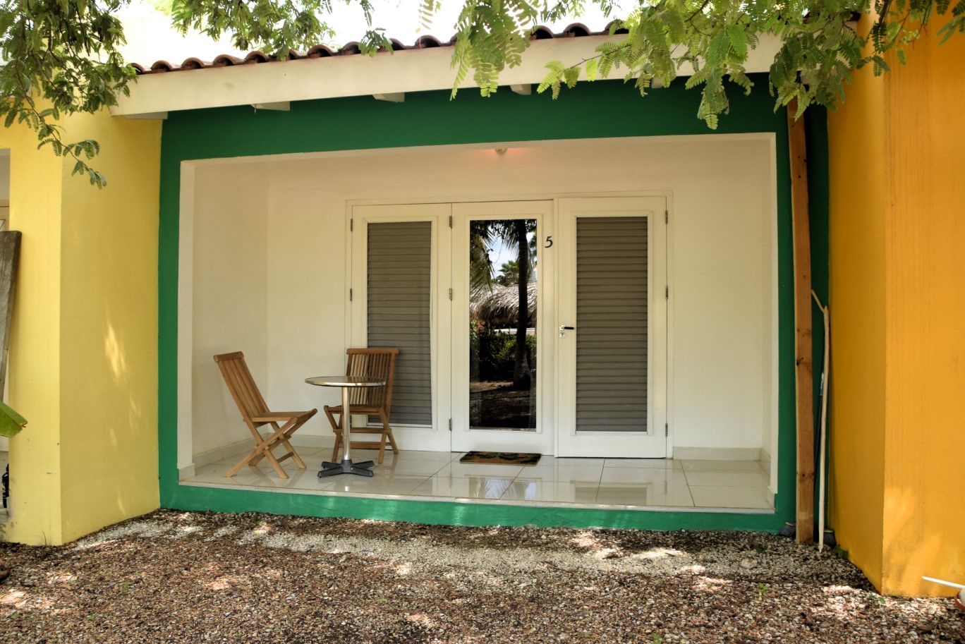 Caribbean Court E5 - 1BR Apartment with Pool Access